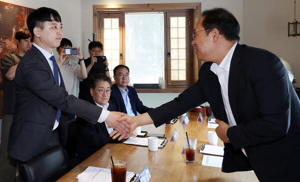 ▲ 김국일(오른쪽) 보건복지부 보건의료정책관이 7일 오전 서울 종로구 달개비에서 열린 전공의 수련협의체 3차 회의에서 한성존 대한전공의협의회 비대위원장과 인사하고 있다. /뉴시스