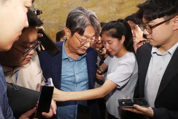 ▲ '차명 계좌 주식 거래 의혹'을 받고 있는 이춘석 국회 법제사법위원장이 5일 서울 여의도 국회에서 취재진의 질문 세례를 받으며 이동하고 있다. /뉴시스
