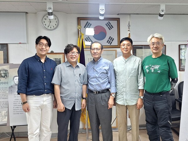 ▲ '안양의 독립운동사'의 증보판 편찬 위한 1차 편집회의 후 기념촬영 모습.