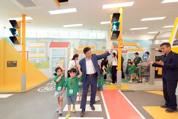 ▲ 신상진 성남시장이 성남시 어린이 교통교육장에서 아이들과 횡단보도 안전하게 건너기 훈련을 하고 있다.