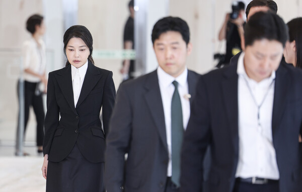 ▲ 도이치모터스 주가조작 연루 의혹 등을 받는 김건희 여사가 지난 6일 서울 종로구 김건희 특검팀(특별검사 민중기) 사무실에 피의자 신분으로 조사를 받기 위해 들어서고 있다. /뉴시스
