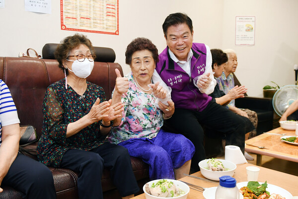 ▲ 이필형 동대문구청장이 경로당을 방문해 어르신들과 담소를 나누고 있다.