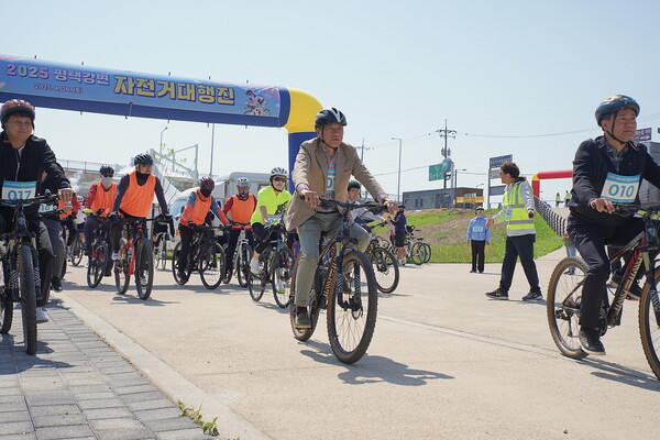 ▲ 평택강변 자전거대행진에서 자전거를 타는 정장선 시장(가운데).
