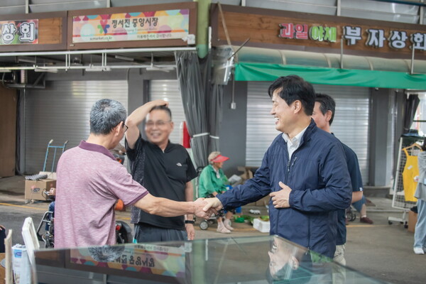 ▲ 인천 서구 정서진중앙시장에서 소상공인과 담소를 나누는 강범석 구청장.