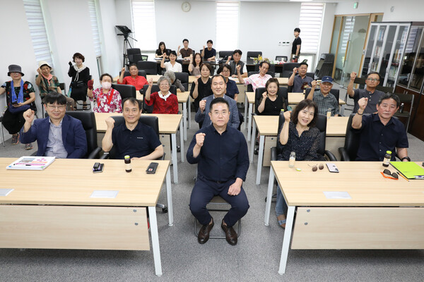 ▲ '홍은2동 논골마을 저상마을버스 도입을 위한 민관 소통 간담회' 참석자들 기념촬영 모습.