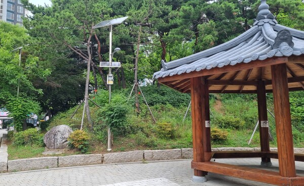 ▲ ‘태양광 해충퇴치기’ 설치 모습.
