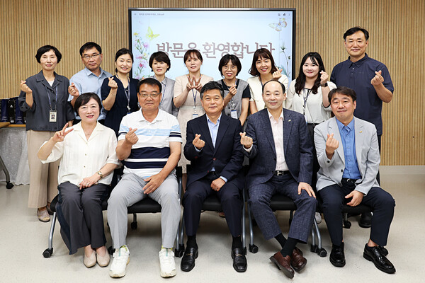 ▲ 청소년상담복지센터 리모델링 기념 라운딩 행사 단체사진.