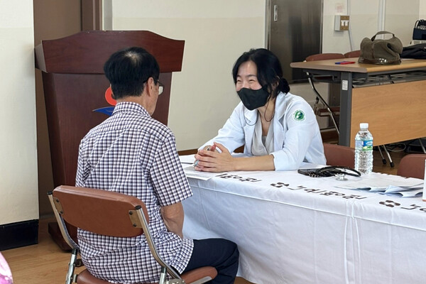 ▲ 장봉도 무료 진료 의료봉사 모습.