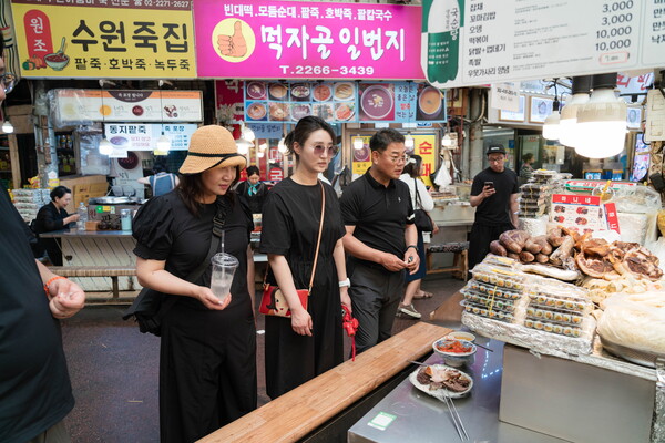 ▲ 의원연구단체 ‘상상플러스’ 회원들이 서울 광장시장에서 먹거리 등에 대해 관계자와 의견을 나누고 있다.