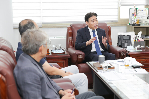 ▲ 김운남 의장이 대한전문건설협회 경기도회 고양시운영위원회와의 차담회를 진행하고 있다.