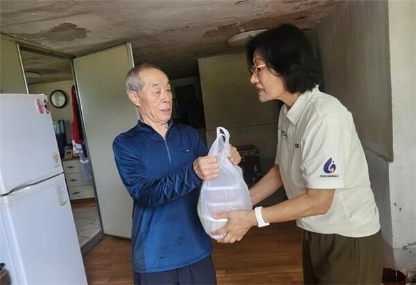 ▲ 관내 저소득 독거 어르신들을 위한 영양식 나눔 봉사에 참여하고 있는 주임록 의원.