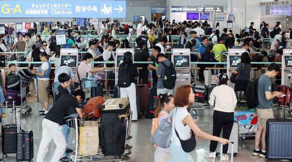 ▲ 인천국제공항 1터미널 출국장이 해외여행을 떠나는 여행객들로 북적이고 있다. /뉴시스