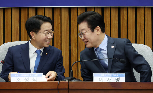 ▲ 대화 나누는 이재명 대표와 조정식 외교안보통일자문회의 의장. /뉴시스