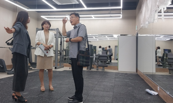 ▲ 서울시의회 심미경 의원(가운데)이 교육청 및 학교 관계자와 안전시설 실태를 점검하고 있다.