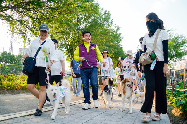 ▲ 동대문구 반려견 가족 걷기대회에서 구민과 소통하는 이필형 동대문구청장.