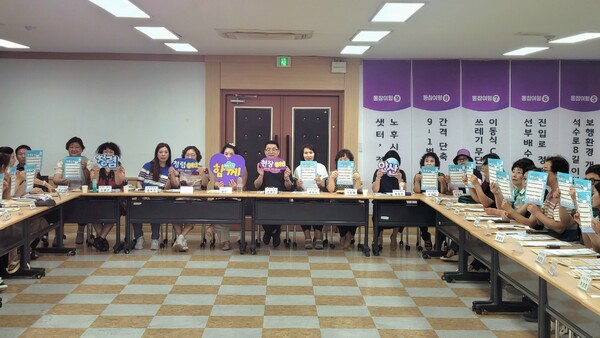 ▲ 지난 8일 안산시 관계자들이 선부2동 행정복지센터에서 청렴실천 수칙 홍보를 진행하고 기념촬영을 하고 있다.