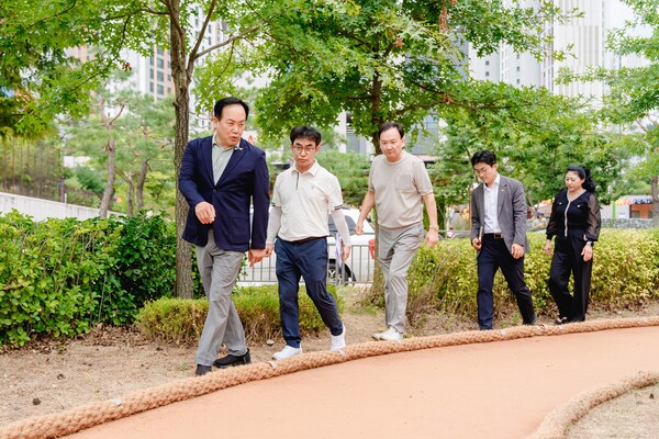 ▲ 이권재 오산시장과 시청 담당부서 관계자들이 시설을 라운딩하고 있다.