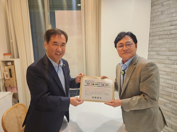 ▲ 박용철 강화군수, M버스 노선 신설 국회에 공식 건의서 전달 모습.