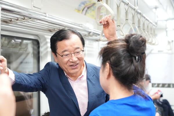 ▲ 지하철 5호선에서 이현재 하남시장이 시민들의 기후동행카드 이용에 대한 의견을 청취하고 있다.