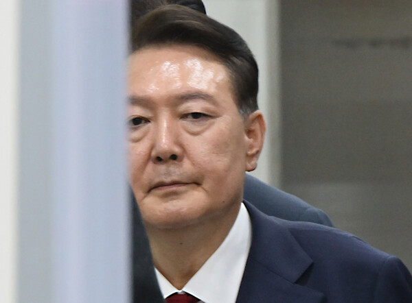▲ 윤석열 전 대통령이 지난달 9일 서울 서초구 서울중앙지법에서 열린 직권남용 등 혐의 영장실질심사(구속 전 피의자 심문)를 마친 뒤 대기 장소인 서울구치소로 이동하기 위해 법원을 나서고 있다. /뉴시스