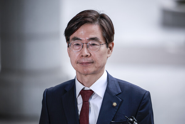 ▲ 조경태 국민의힘 의원이 11일 서울 서초구 서울고등검찰청에 마련된 내란특검 사무실로 참고인조사를 받기 위해 출석하며 취재진 질문에 답하고 있다. /뉴시스