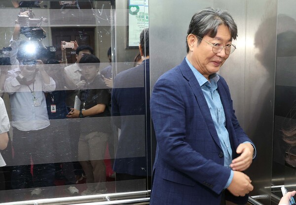 ▲ '차명 계좌 주식 거래 의혹'을 받고 있는 이춘석 국회 법제사법위원장이 5일 서울 여의도 국회에서 취재진의 질문을 피해 엘리베이터로 이동하고 있다. /뉴시스