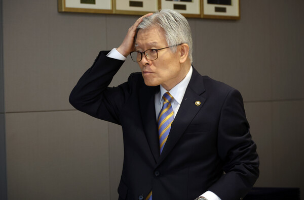 ▲ 최동석 인사혁신처장이 지난달 30일 세종시 정부세종청사에서 열린 차관급 임명장 수여식에 참석, 머리를 만지며 이동하고 있다. /뉴시스