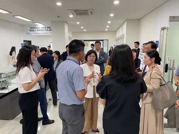 ▲ 경기도의회 교육행정위원회 이애형 위원장 반도체 분야 하계 교육 입교식 참석 모습.