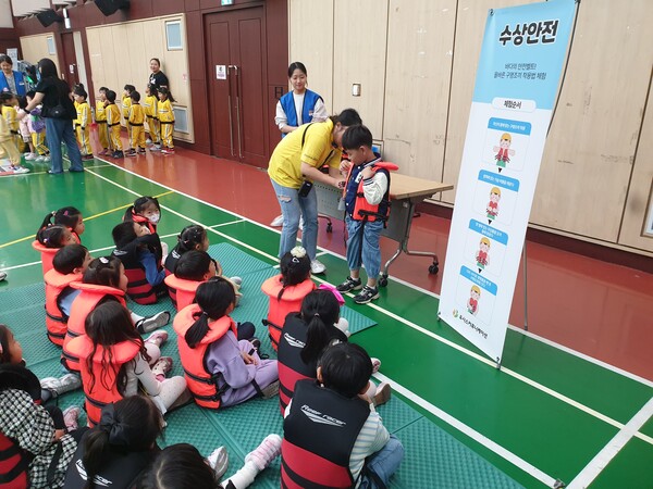 ▲ 재난탈출 안전캠프 체험부스(수상안전교육).
