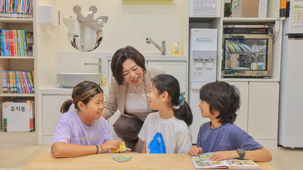 ▲ 신계용 과천시장이 부림동 다함께 돌봄센터를 방문해 아이들과 이야기 나누고 있다.
