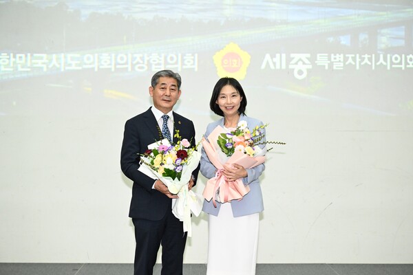 ▲ 인천시의회 정해권 의장(왼쪽) '대한민국시도의회의장협의회 2025년 정기회' 제19대 후반기 사무총장 선출 기념촬영 모습.