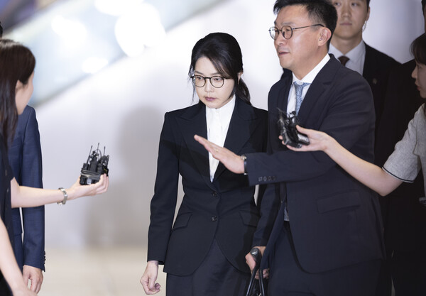 ▲ 도이치모터스 주가조작 연루 의혹 등을 받는 김건희 여사가 6일 서울 종로구 김건희 특검팀(특별검사 민중기) 사무실에서 피의자 신분으로 조사를 마친 뒤 밖으로 나서고 있다. /뉴시스