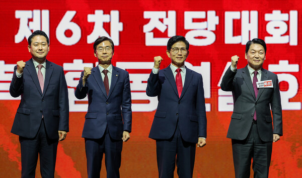 ▲ 파이팅 외치는 장동혁-조경태-김문수-안철수. /뉴시스