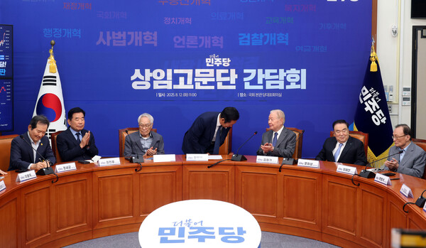 ▲ 정청래 더불어민주당 대표가 12일 오전 서울 여의도 국회에서 열린 상임고문단 간담회에서 발언을 마치고 인사를 하고 있다. /뉴시스
