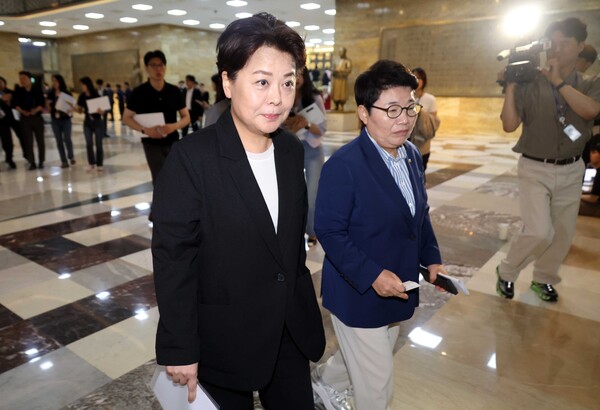 ▲ 의원총회 참석하는 윤희숙 혁신위원장. /뉴시스