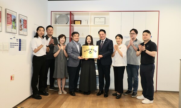 ▲ (왼쪽 네 번째부터) 이후송 고용노동부 안양지청장, 김선아 뷰로베리타스씨피에스코리아 주식회사, 최대호 안양시장.