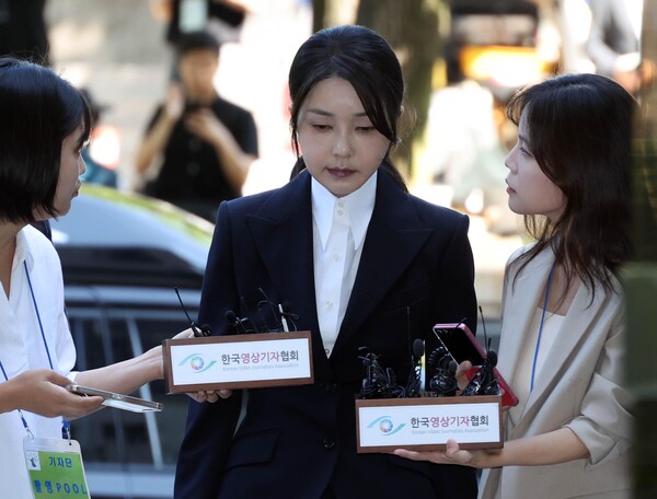 ▲ 윤석열 전 대통령 부인 김건희 씨가 12일 오전 서울 서초구 서울중앙지법에서 열린 구속 전 피의자 심문(영장실질심사)에 출석하고 있다. /뉴시스