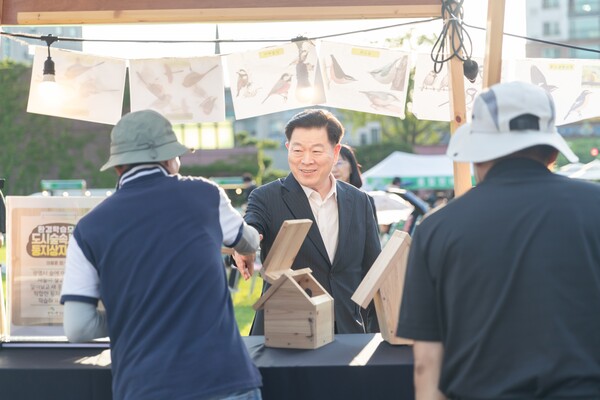 ▲ 박승원 광명시장이 '일상의 평화, 퇴근음악회' 공연 시작 전 운영된 체험부스에 방문해 인사를 나누고 있다.