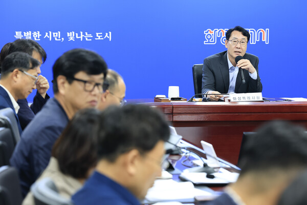 ▲ 정명근 화성특례시장이 을지훈련 준비보고 회의를 주재하며 준비상황을 점검하고 있다.