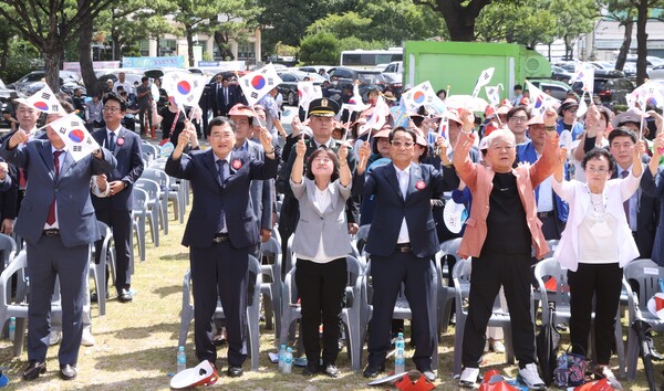 ▲ 지난해 8월 경주 황성공원에서 열린 광복 79주년 기념행사에서 주낙영 경주시장과 참석자들이 태극기를 흔들며 만세를 외치고 있다.