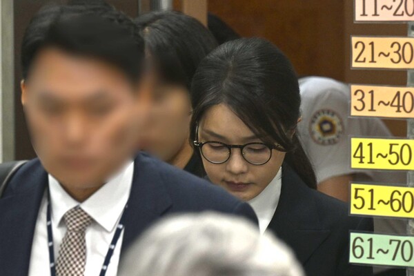 ▲ 본시장과 금융투자업에 관한 법률 위반, 정치자금법 위반, 특정범죄 가중처벌 등에 관한 법률 위반(알선수재) 등의 혐의를 받는 윤석열 전 대통령 부인 김건희 씨가 지난 12일 오후 서울 서초구 서울중앙지법에서 열린 구속 전 피의자 심문(영장실질심사)를 마친 뒤 법원을 나서고 있다. /뉴시스