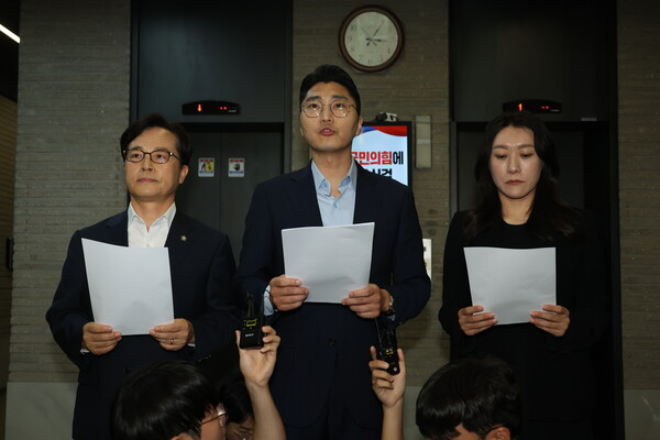 ▲ 김건희 특검이 국민의힘 당사에 대한 압수수색에 나선 13일 서울 여의도 국민의힘 중앙당사 로비에서 박준태 의원이 입장발표를 하고 있다. /뉴시스
