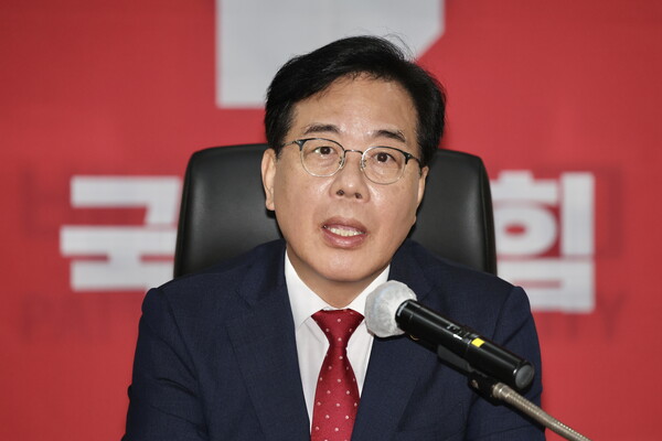 ▲ 특검의 당사 압수수색에 대한 입장 밝히는 송언석 비대위원장. /뉴시스