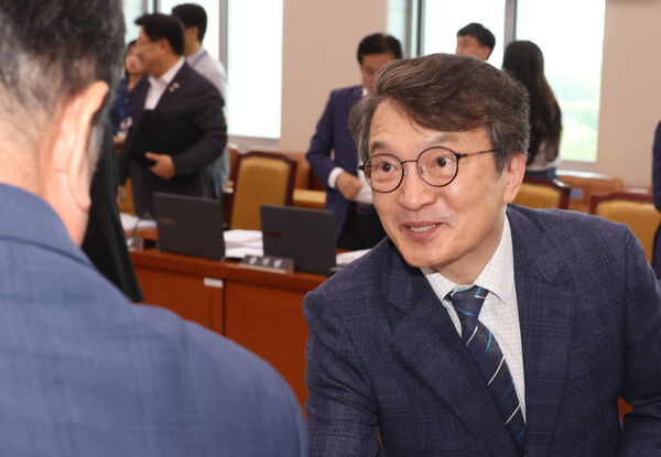 ▲ 김의겸 새만금개발청장이 지난달 21일 서울 여의도 국회에서 열린 국토교통위원회 전체회의에서 산회 후 의원들과 인사를 나누고 있다. /뉴시스