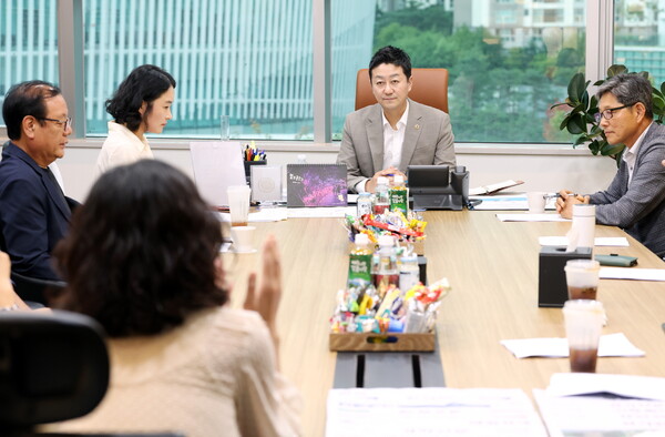 ▲ 학교급식 관련 시민단체와의 정담회를 주재하고 있는 김진경 의장.