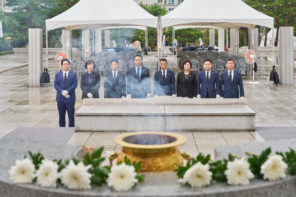 ▲ 경기도의회 국민의힘 대표단 수원 현충탑 참배 모습.