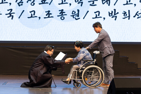 ▲ 제80주년 광복절 경축식 행사에서 김동연 경기도지사가 포상 수여를 하고 있다.