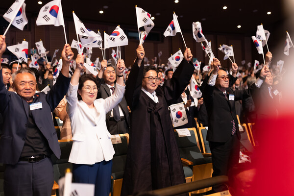 ▲ 15일 오전 경기아트센터에서 김동연 경기도지사가 국내, 외 독립유공자 후손 및 지역 사회 구성원 등과 만세삼창을 하고 있다.