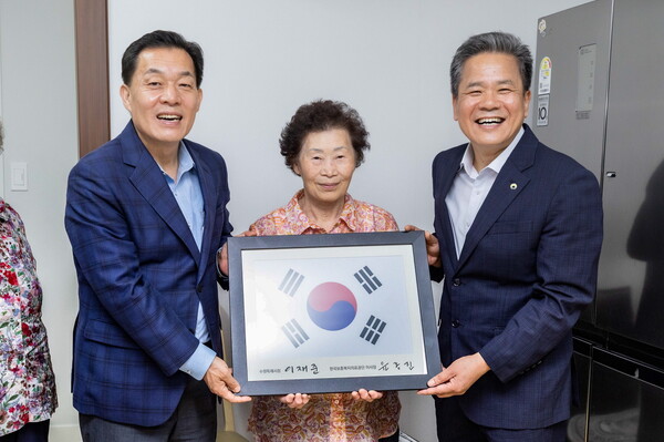 ▲ 이재준 시장(왼쪽)이 강점순씨에게 태극기를 전달하고 있다.