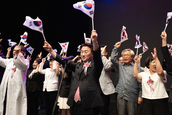 ▲ 김동근 시장이 ‘제80주년 광복절 경축식’에서 만세삼창을 외치고 있다.